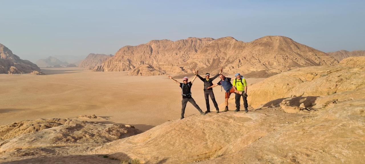 Star Guide Luxury Camp Hotel Wadi Rum Bagian luar foto