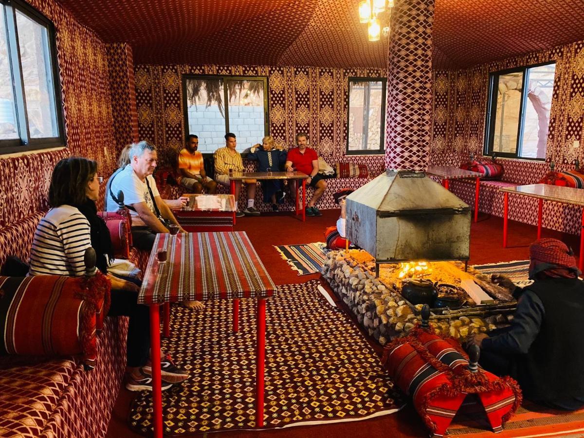 Star Guide Luxury Camp Hotel Wadi Rum Bagian luar foto