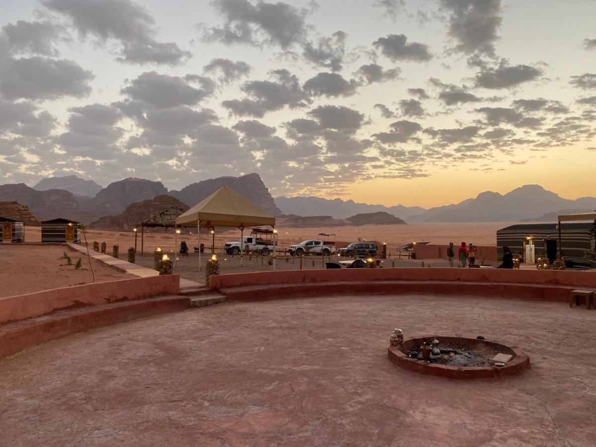 Star Guide Luxury Camp Hotel Wadi Rum Bagian luar foto